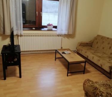 Lovinac House | Holiday Home Nada i Milan