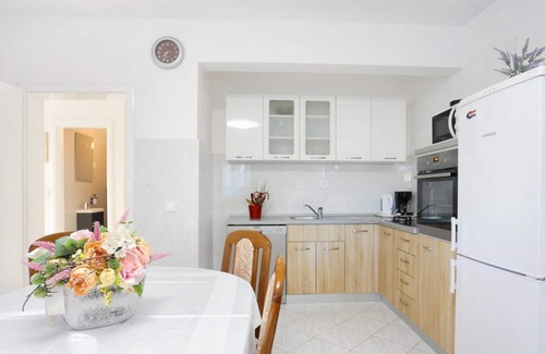 Dvornica House | Holiday Home Nada Rogoznica
