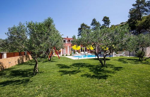 Ploce Villa | Holiday home Ostojić attractive villa with private pool near lakes