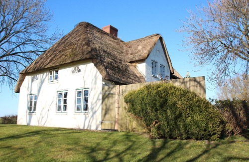 Poppenbull House | Holiday Home 'Poppenbll' with Private Terrace, Private Garden and Wi-Fi