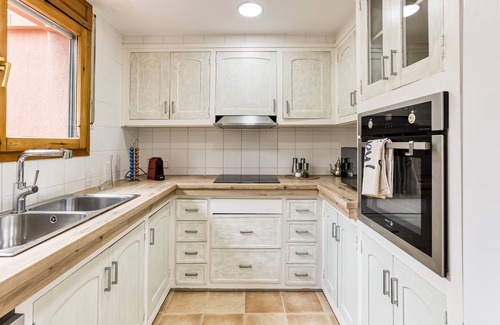 Mont-Ras House | Holiday Home 'Ras' with Private Terrace, Wi-Fi and Air Conditioning