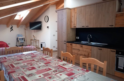 Grosio House | Holiday Home 'Sam Fiamet' with Mountain View, Shared Garden and Wi-Fi