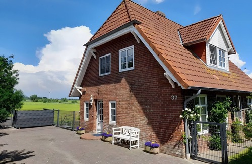 Dagebuell House | Holiday Home 'Seestern' with Private Terrace, Private Garden and Wi-Fi