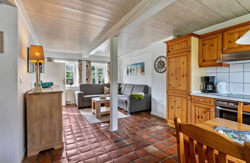 Alkersum House | Holiday Home 'Skriiwers Hüüs' with Private Terrace and Wi-Fi