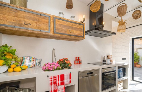 Aigues House | Holiday Home 'The 2 Rooms' with Private Terrace, Wi-Fi and Air Conditioning