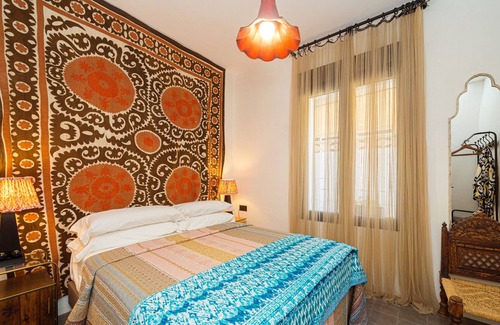 Aigues House | Holiday Home 'The 2 Rooms' with Private Terrace, Wi-Fi and Air Conditioning