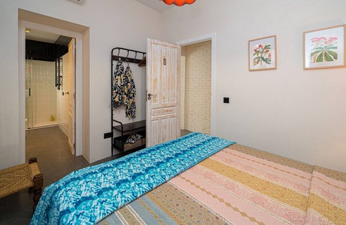 Aigues House | Holiday Home 'The 2 Rooms' with Private Terrace, Wi-Fi and Air Conditioning