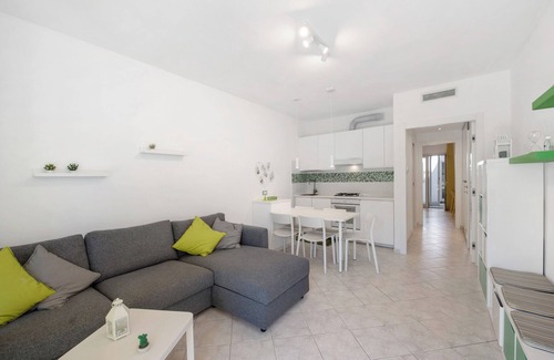 Arenzano House | Holiday Home 'The Green House' with Shared Pool and Private Terrace