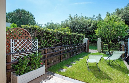Arenzano House | Holiday Home 'The Green House' with Shared Pool and Private Terrace
