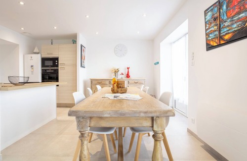 Treffiagat House | Holiday Home 'Ti Penn Ar Porz - Vue Port' with Sea View, Private Terrace and Wi-Fi