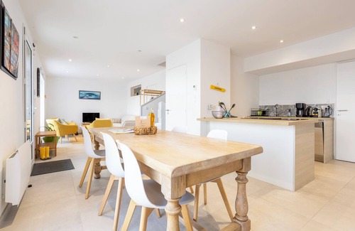 Treffiagat House | Holiday Home 'Ti Penn Ar Porz - Vue Port' with Sea View, Private Terrace and Wi-Fi