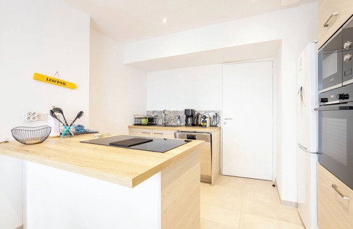 Treffiagat House | Holiday Home 'Ti Penn Ar Porz - Vue Port' with Sea View, Private Terrace and Wi-Fi