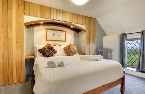 St Davids House | Holiday Home Trefin by Interhome