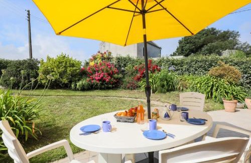 Cleder House | Holiday Home Ty Glaz by Interhome