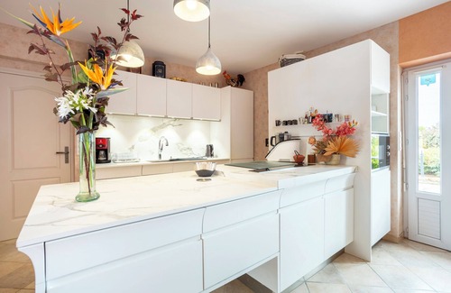 Kerlaz House | Holiday Home 'Ty Kreis - Vue Mer' with Private Terrace, Shared Garden and Wi-Fi