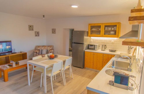 Andros House | Holiday Home 'Varidi' with Mountain View, Wi-Fi and Air Conditioning