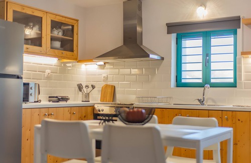 Andros House | Holiday Home 'Varidi' with Mountain View, Wi-Fi and Air Conditioning
