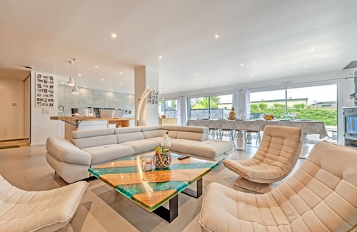 Kerlouet House | Holiday Home 'Villa Chantalain Jacuzzi 3min Beach' with Private Terrace, Private Garden and Wi-Fi
