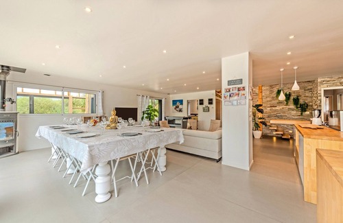 Kerlouet House | Holiday Home 'Villa Chantalain Jacuzzi 3min Beach' with Private Terrace, Private Garden and Wi-Fi