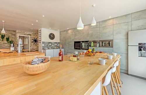 Kerlouet House | Holiday Home 'Villa Chantalain Jacuzzi 3min Beach' with Private Terrace, Private Garden and Wi-Fi