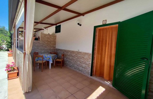Defensola Apartment | Holiday Home 'Villa Elvira Monolocale' with Private Terrace, Shared Garden and Air Conditioning