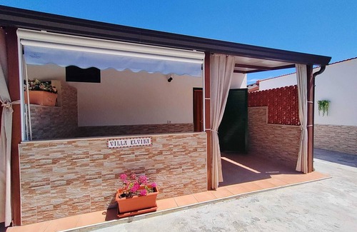 Defensola Apartment | Holiday Home 'Villa Elvira Monolocale' with Private Terrace, Shared Garden and Air Conditioning