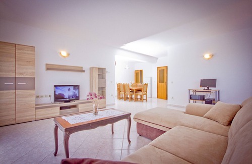 Dazlina House | Holiday Home Vinac - Three Bedroom Holiday home with Pool