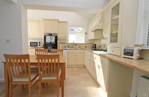 Treator House | Holiday home with Estuary Views, parking & balcony