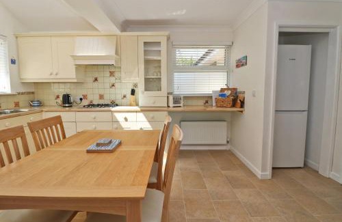 Treator House | Holiday home with Estuary Views, parking & balcony