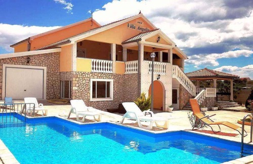 Benkovac House | Holiday home with pool and air conditioning