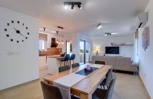 Valtura House | Holiday home with jacuzzi and tavern with billiards