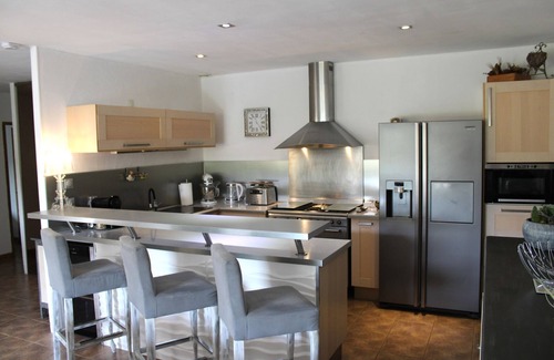 Dauphin House | Holiday home with large garden and pool