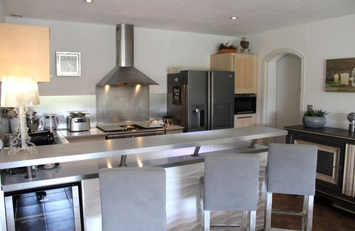 Dauphin House | Holiday home with large garden and pool