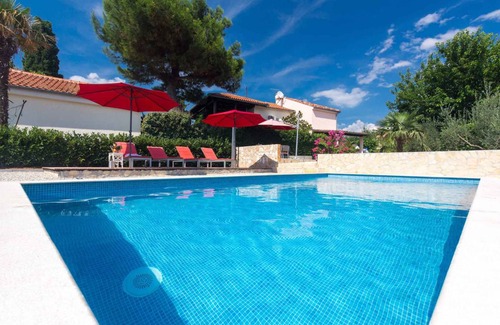 Garica House | Holiday home with pool and fenced garden