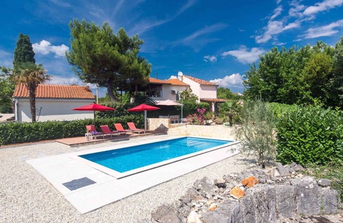 Garica House | Holiday home with pool and fenced garden