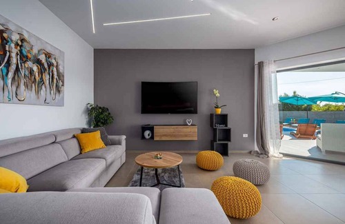 Mali Vareski House | Holiday home with pool and sun loungers
