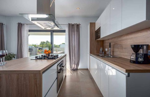 Mali Vareski House | Holiday home with pool and sun loungers