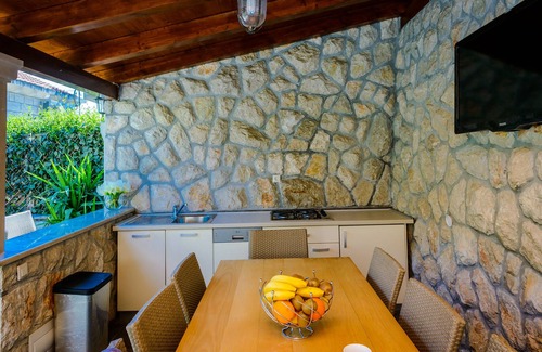 Zaton House | Holiday Home with Private heated Pool, Sea view & Basketball Court