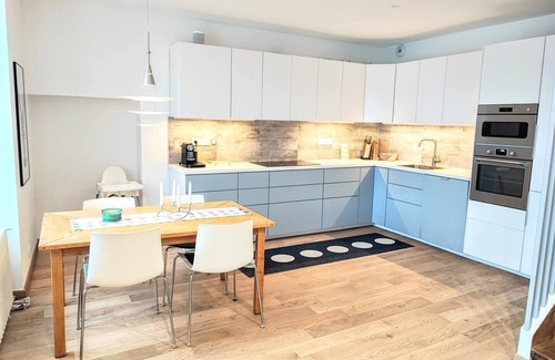 Treffiagat House | Holiday home with sauna 40m from the beach