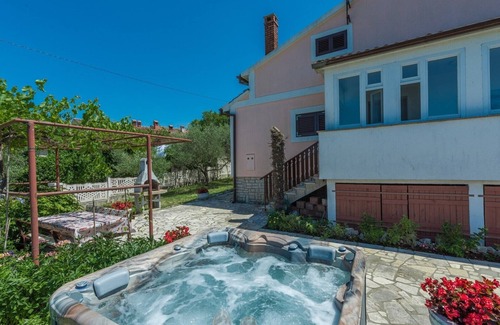 Sveti Lovrec Apartment | Holiday Home Zora with Whirlpool