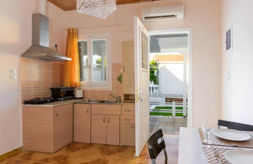 Spartia House | Holiday Home "Zoumpouli 5" with Sea View, Garden & Wi-Fi