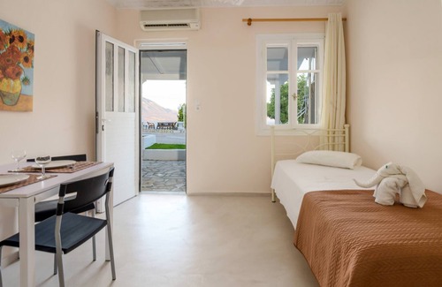 Spartia House | Holiday Home "Zoumpouli 3" with Sea View, Garden & Wi-Fi