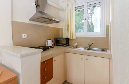 Spartia House | Holiday Home "Zoumpouli 3" with Sea View, Garden & Wi-Fi