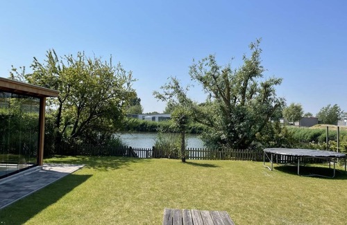 Breskens House | Holiday home Zwin 33 is centrally located in Scheldeveste park. With a spacious south-facing garden and views of the adjacent lake, you can always enjoy the various terraces.