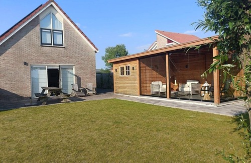 Breskens House | Holiday home Zwin 33 is centrally located in Scheldeveste park. With a spacious south-facing garden and views of the adjacent lake, you can always enjoy the various terraces.