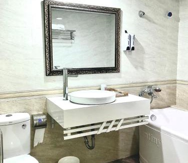 Ngo Quyen Hotel | Holiday Hotel 2