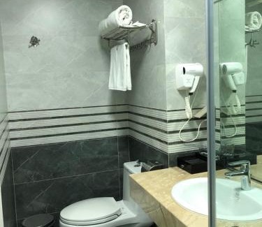 Ngo Quyen Hotel | Holiday Hotel 2