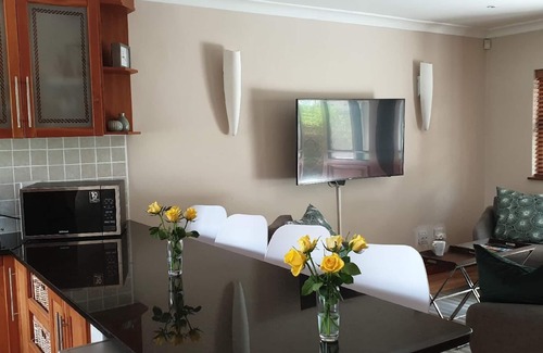 Tokai House | Holiday house Cape Town for 2 - 7 persons with 3 bedrooms - Twin house