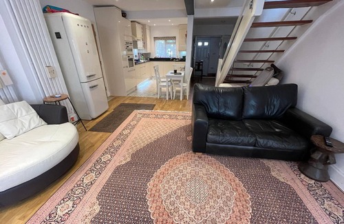 Acton House | Holiday house London for 1 - 7 persons with 4 bedrooms - Row house