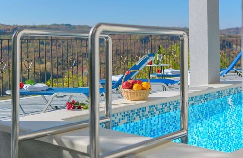Pican House | Holiday House Panorama with shared pool/Apartment A3